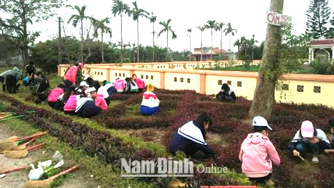 Học sinh Trường Trung học cơ sở xã Hải Cường (Hải Hậu) tham gia dọn vệ sinh môi trường.  Ảnh: Do cơ sở cung cấp