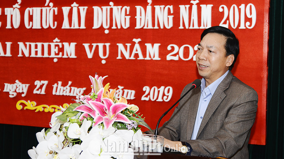 Đồng chí Trần Văn Chung, Phó Bí thư Thường trực Tỉnh ủy, Chủ  tịch HĐND tỉnh phát biểu kết luận hội nghị.