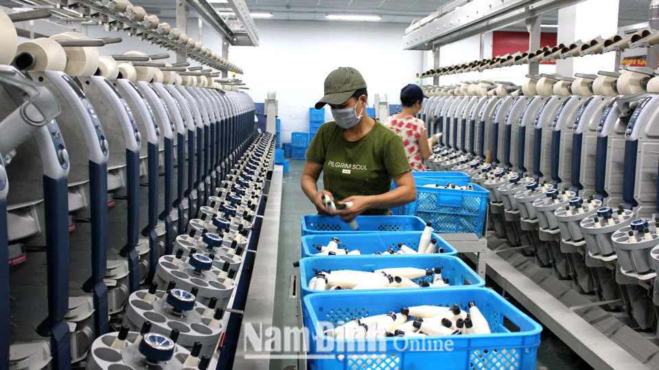 Sản xuất sợi tại Công ty Trách nhiệm hữu hạn Dệt nhuộm Yulun (Khu công nghiệp Bảo Minh).