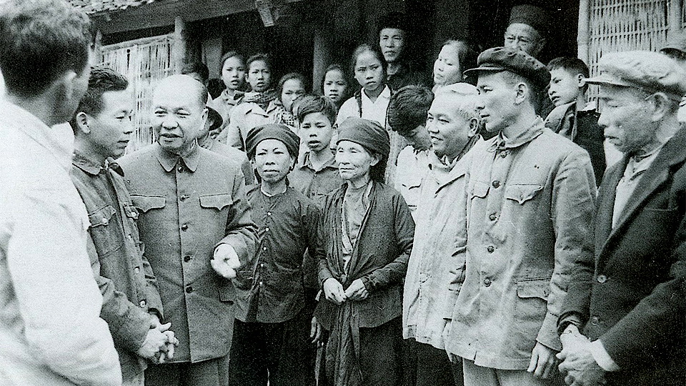 Đồng chí Trường Chinh thăm gia đình bà Trần Thị Hồng và bà Lê Thị Cúc, cơ sở cách mạng ở Đông Xuân, Kim Anh, Vĩnh Phú.