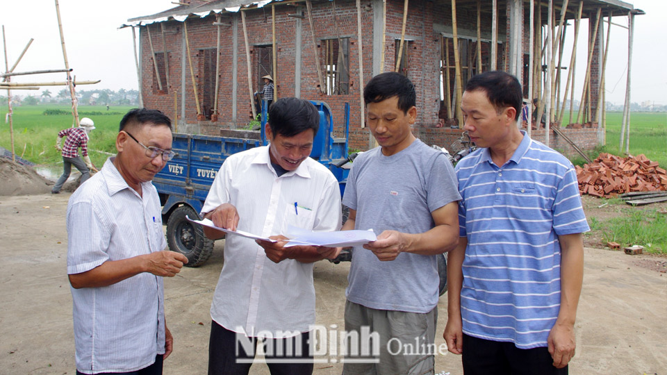 Cán bộ chi bộ xóm 24, xã Xuân Hồng (Xuân Trường) trao đổi kinh nghiệm phát triển đảng viên gốc giáo.