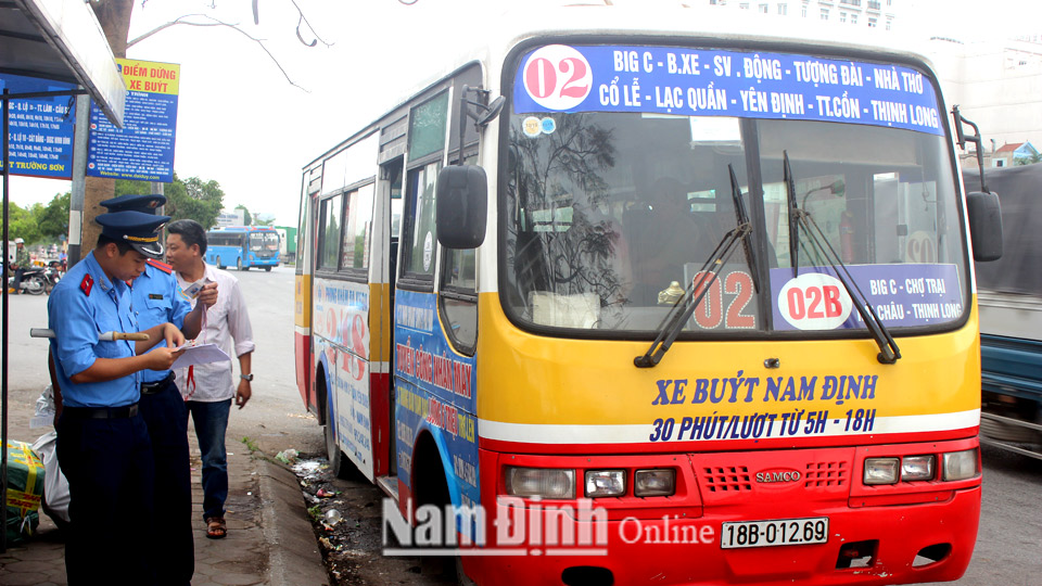 Thanh tra giao thông (Sở Giao thông Vận tải) kiểm tra việc chấp hành các quy định vận tải hành khách bằng xe buýt tại địa bàn thành phố Nam Định.