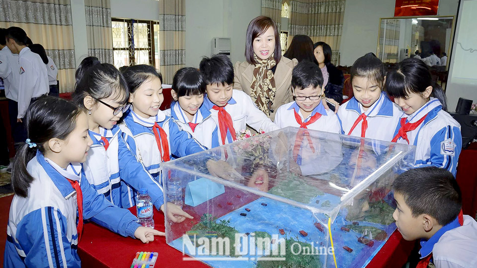 Học sinh Trường Tiểu học Trần Quốc Toản (thành phố Nam Định) tham quan Bảo tàng tỉnh.