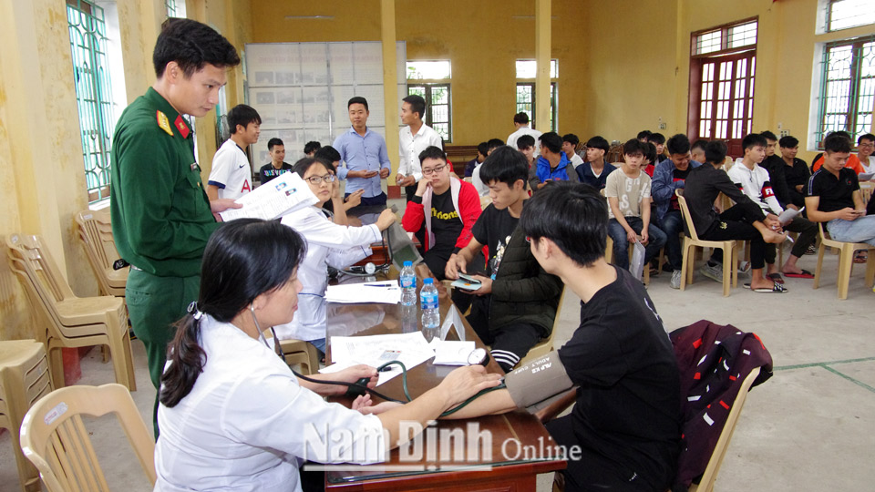Thanh niên xã Việt Hùng lên trạm khám sức khỏe chuẩn bị nhập ngũ năm 2020.