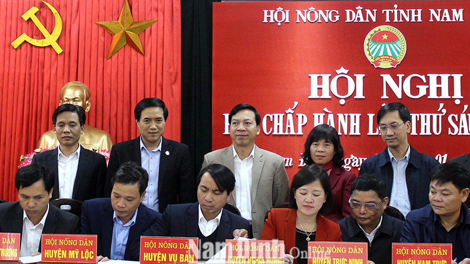 Đồng chí Trần Văn Chung, Phó Bí thư Thường trực Tỉnh ủy, Chủ tịch HĐND tỉnh chứng kiến lễ ký kết thi đua giữa Hội Nông dân các huyện, thành phố.