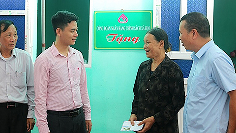 Ủy ban MTTQ Việt Nam tỉnh Hưng Yên phối hợp Ngân hàng Chính sách xã hội tỉnh Hưng Yên bàn giao nhà "Đại đoàn kết" tặng gia đình chính sách. 