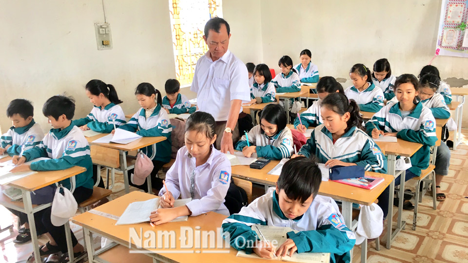 Thầy và trò Trường Trung học cơ sở Trực Khang trong một giờ học.  Bài và ảnh: Minh Thuận
