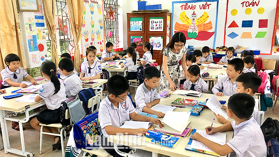 Cô và trò Trường Tiểu học Lộc An (thành phố Nam Định) trong một giờ học theo phương pháp mới.