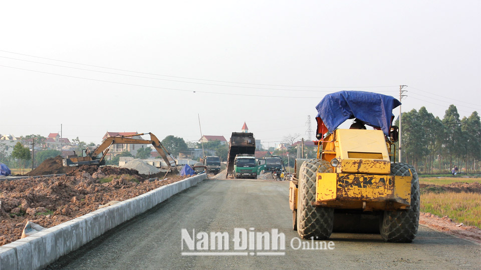Trên công trường thi công dự án tuyến đường trục phát triển nối vùng kinh tế biển tỉnh Nam Định với đường cao tốc Cầu Giẽ - Ninh Bình.