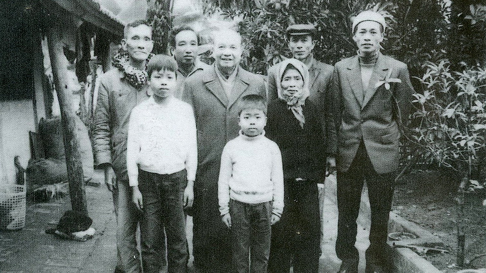 Đồng chí Trường Chinh thăm gia đình ông Phan, cơ sở cách mạng thời kỳ 1939-1940, tháng 1-1979.
