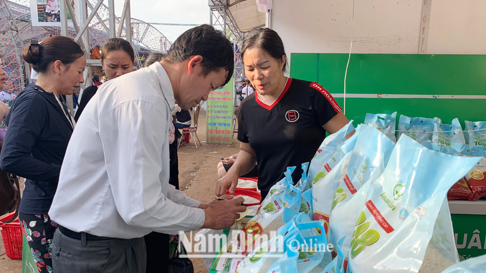 Người dân mua sản phẩm gạo sạch của Công ty Trách nhiệm hữu hạn Toản Xuân.
