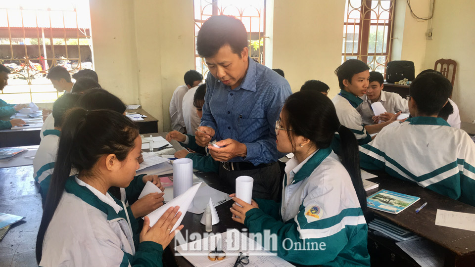 Thầy và trò Trường Trung học phổ thông Mỹ Lộc trong giờ học Toán theo phương pháp học tập mới.