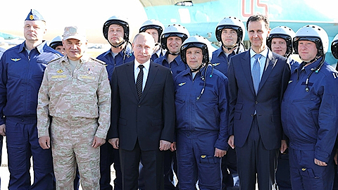 Tổng thống Nga Vladimir Putin trong chuyến thăm Syria hai năm trước đây. (Ảnh: Guardian).