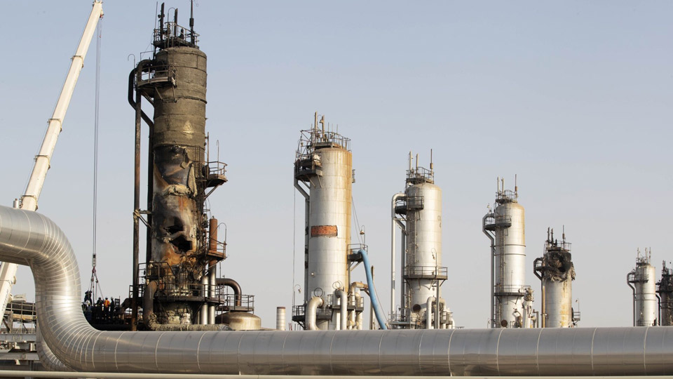 Tháp lọc dầu của Saudi Aramco tại cơ sở Abqaiq bị hư hại sau tấn công.  Ảnh: Bloomberg
