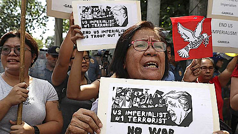Người biểu tình phản đối vụ tấn công sát hại Tướng Iran Soleimani ở Manila, Philippines. Ảnh: AP