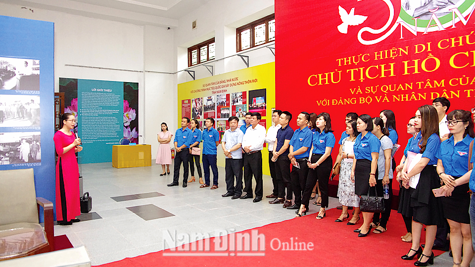 Cán bộ, đoàn viên Đoàn Thanh niên Khối các cơ quan tỉnh tham quan Triển lãm 50 năm thực hiện Di chúc của Chủ tịch Hồ Chí Minh tại Bảo tàng tỉnh.