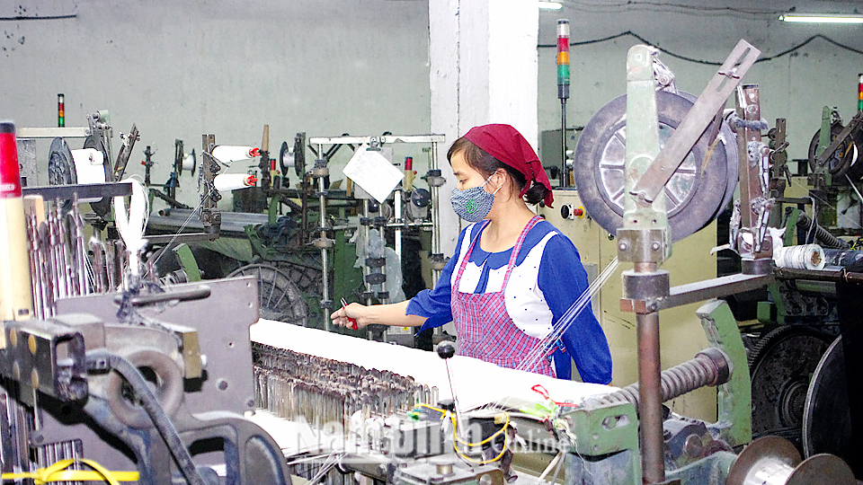 Công nhân xưởng dệt khăn, Nhà máy Dệt thuộc Công ty Dệt Sợi Nam Định (Tổng Công ty Cổ phần Dệt May Nam Định).
