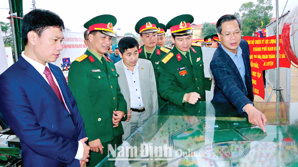 Lãnh đạo thành phố Nam Định, lãnh đạo Bộ Chỉ huy Quân sự tỉnh tham quan mô hình học cụ tại lễ ra quân huấn luyện năm 2019 của lực lượng vũ trang thành phố.