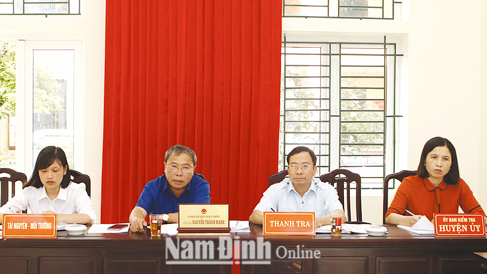 Đồng chí Chủ tịch UBND huyện Giao Thủy Nguyễn Thành Mạnh tiếp công dân định kỳ vào thứ Năm tuần thứ nhất và tuần thứ ba hàng tháng. Ảnh: Việt Thắng