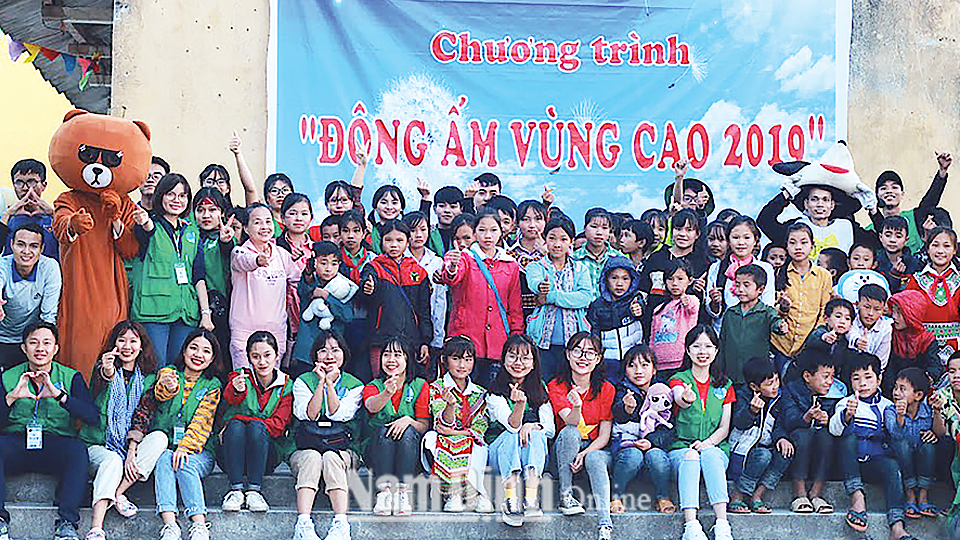 Câu lạc bộ Mùa hè xanh (thành phố Nam Định) trao tặng áo ấm cho trẻ em nghèo xã Chiến Phố, huyện Hoàng Su Phì (Hà Giang) trong chương trình “Đông ấm vùng cao 2019”. Ảnh: Do cơ sở cung cấp