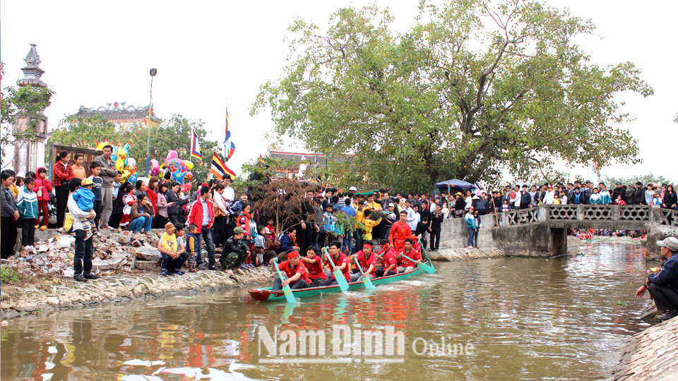 Cuộc thi bơi chải trong Lễ hội xuân truyền thống làng An Cư, xã Xuân Vinh luôn thu hút khán giả.