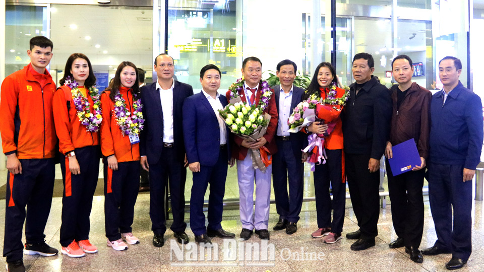 Lãnh đạo Sở Văn hóa, Thể thao và Du lịch đón, tặng hoa chúc mừng các vận động viên, huấn luyện viên điền kinh Nam Định tại Cảng hàng không quốc tế Nội Bài (Hà Nội).