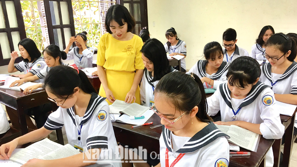 Cô và trò Trường Trung học phổ thông chuyên Lê Hồng Phong (thành phố Nam Định) trong một giờ học.