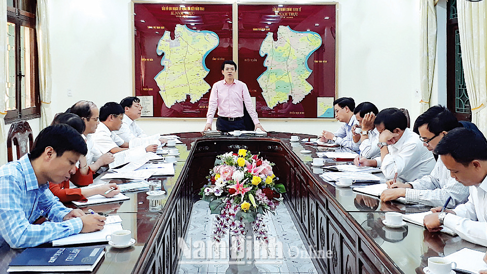Đồng chí Bí thư Huyện ủy Nam Trực Khúc Mạnh Kiên làm việc với Đảng ủy xã Nam Lợi. Ảnh: Do cơ sở cung cấp