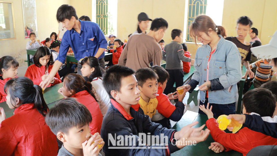 Nhóm tình nguyện Thành Nam đến thăm và tặng quà cho các em nhỏ tại Trường Trẻ em khuyết tật Giao Thủy, xã Giao Nhân (Giao Thủy).