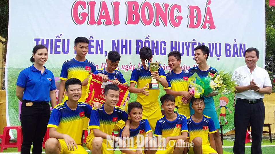 Đội bóng đá thiếu niên xã Hợp Hưng giành chức vô địch Giải Bóng đá thiếu niên, nhi đồng huyện Vụ Bản năm 2019.