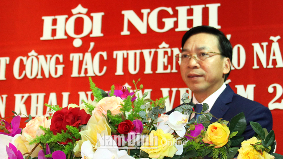 Đồng chí Trần Văn Chung, Phó Bí thư Thường trực Tỉnh uỷ, Chủ tịch  HĐND tỉnh phát biểu tại hội nghị.