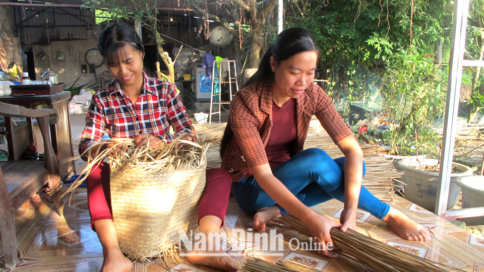 Mô hình tổ phụ nữ giúp nhau thoát nghèo tại xã Nghĩa Đồng (Nghĩa Hưng).