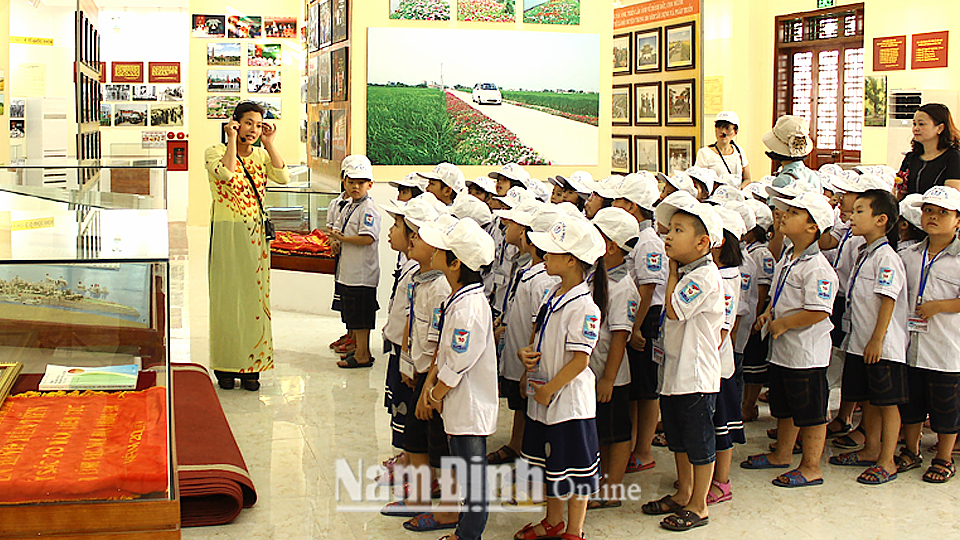 Học sinh Trường Tiểu học Yên Định tham quan, học tập tại Bảo tàng Hải Hậu.