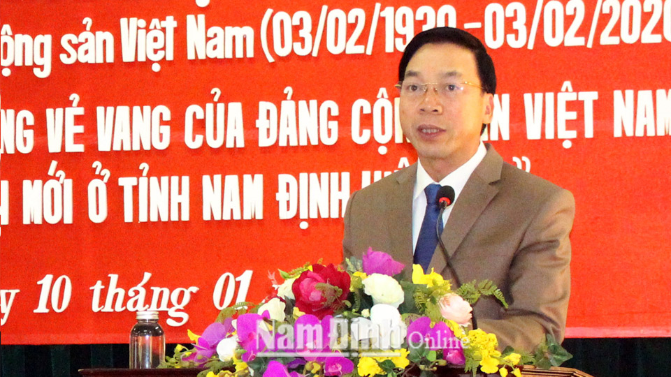 Đồng chí Trần Văn Chung, Phó Bí thư Thường trực Tỉnh ủy, Chủ tịch HĐND tỉnh phát biểu tại hội thảo.