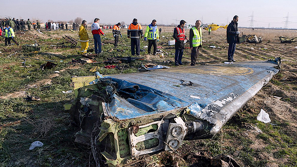  Mảnh vỡ máy bay Boeing 737-800 tại hiện trường tai nạn ở ngoại ô Tehran hôm 8/1. Ảnh: AFP.