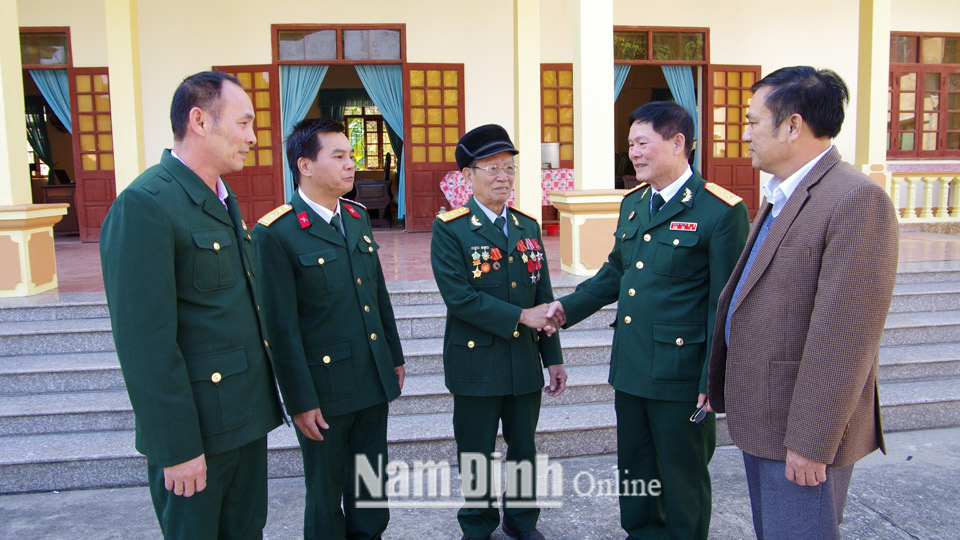Đại tá Nguyễn Thắng Lợi (thứ 3 từ trái sang), nguyên Chủ nhiệm Chính trị Trung đoàn 22 - Sư đoàn 3 Sao Vàng và các cựu chiến binh xã Trung Thành (Vụ Bản) cùng ôn lại truyền thống những năm kháng chiến chống Mỹ cứu nước.