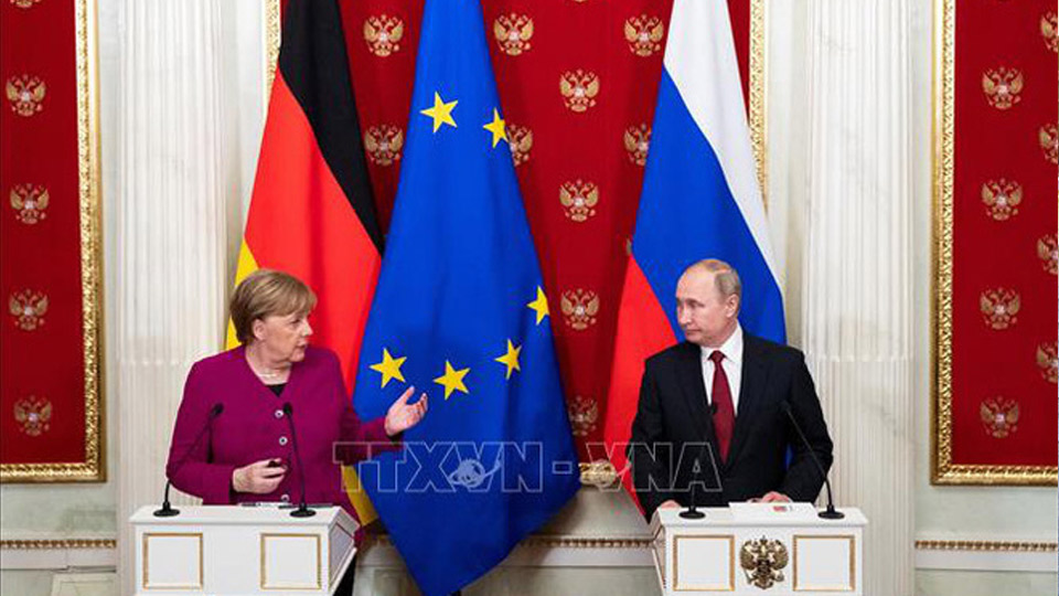 Tổng thống Nga Vladimir Putin (phải) và Thủ tướng Đức Angela Merkel (trái) tại cuộc họp báo chung ở Moskva, Nga, ngày 11-1-2020.  Ảnh: AFP/TTXVN