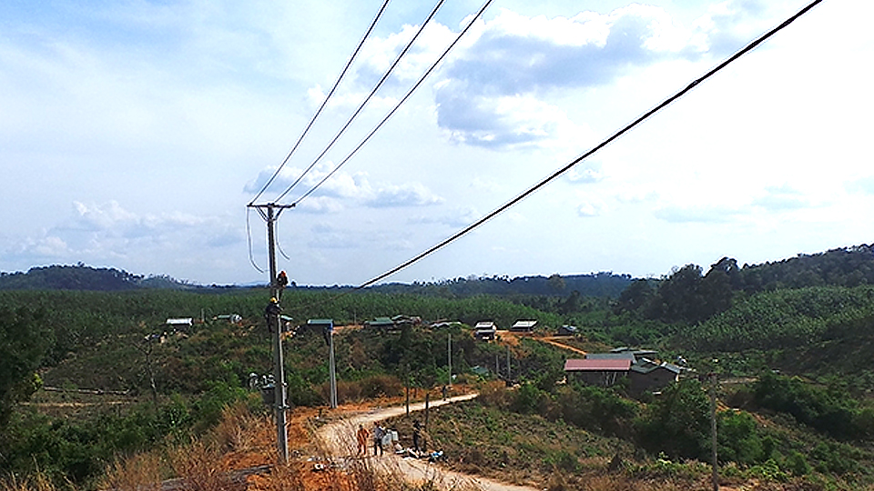 Công nhân Công ty Điện lực Kon Tum thi công lưới điện tại xã Ia Đal, huyện Ia H'Drai, tỉnh Kon Tum.