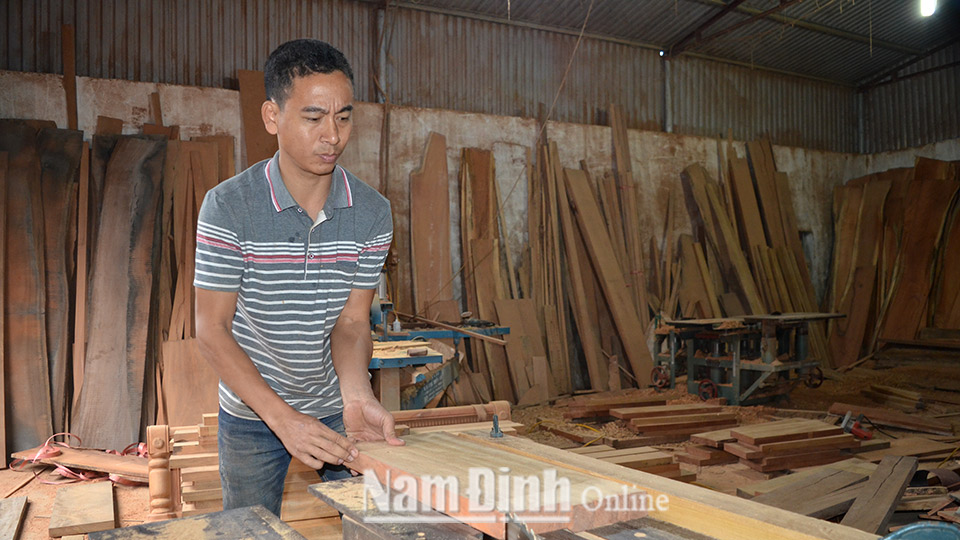 Sản xuất đồ gỗ mỹ nghệ tại gia đình anh Phan Văn Lực ở tổ dân phố Đông Bắc Đông, thị trấn Cổ Lễ - Trực Ninh.