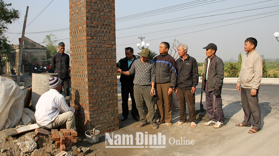 Ban Thanh tra nhân dân thôn Vụ Nữ, xã Hợp Hưng giám sát công trình xây dựng cổng làng.