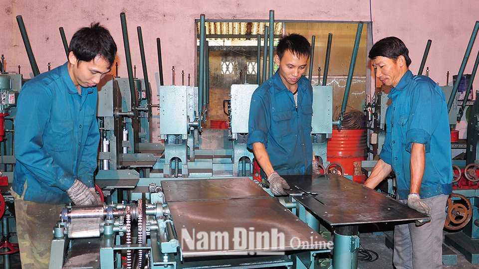 Sản xuất máy nông cụ ở làng nghề cơ khí Xuân Kiên (Xuân Trường).