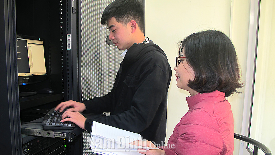 Kiểm tra hệ thống máy chủ tại Trung tâm Công nghệ thông tin (Sở Thông tin và Truyền thông).