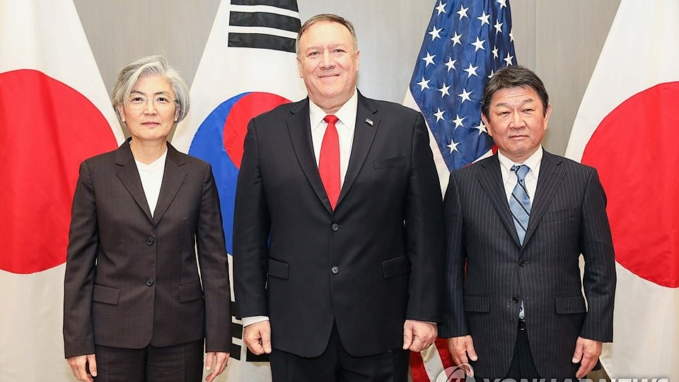 Từ trái sang phải: các Ngoại trưởng Hàn Quốc, Mỹ và Nhật Bản tại cuộc đàm phán ba bên ngày 14-1 (Ảnh: Yonhap)