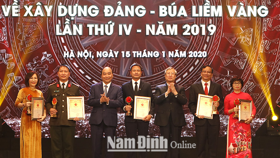 Thủ tướng Chính phủ Nguyễn Xuân Phúc và Thường trực Ban Bí thư Trần Quốc Vượng trao giải A cho tác giả và nhóm tác giả đoạt giải.