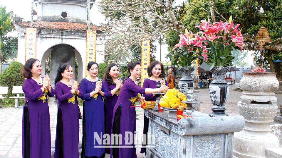 Nhân dân lễ đầu năm tại Chùa Phổ Minh, phường Lộc Vượng (thành phố Nam Định).