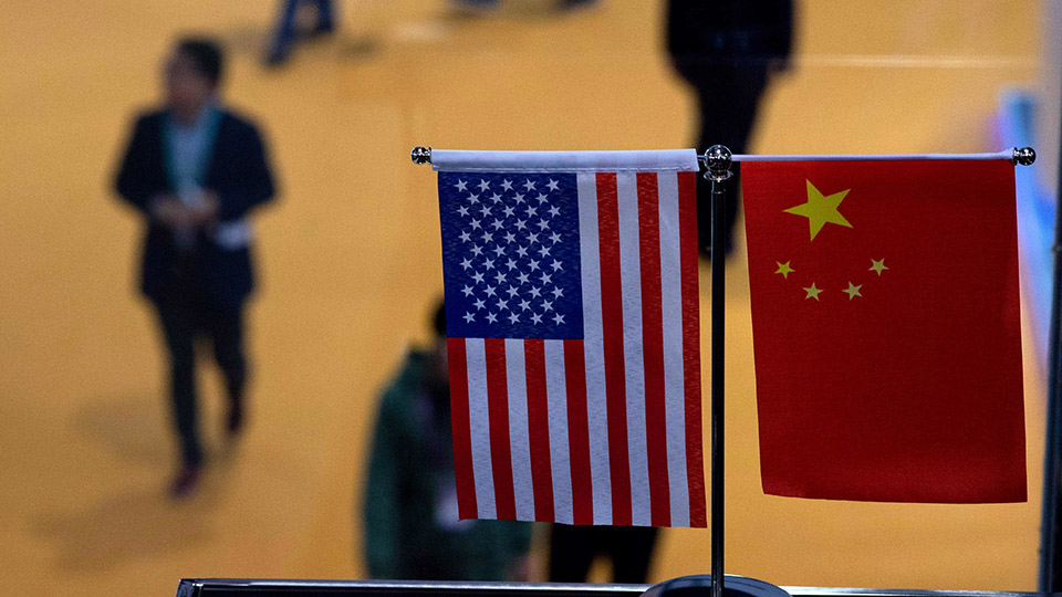 Cờ Mỹ (trái) và cờ Trung Quốc (phải) tại một gian hàng ở Triển lãm nhập khẩu quốc tế Trung Quốc ở Thượng Hải, ngày 6-11-2018. Ảnh: AFP/TTXVN