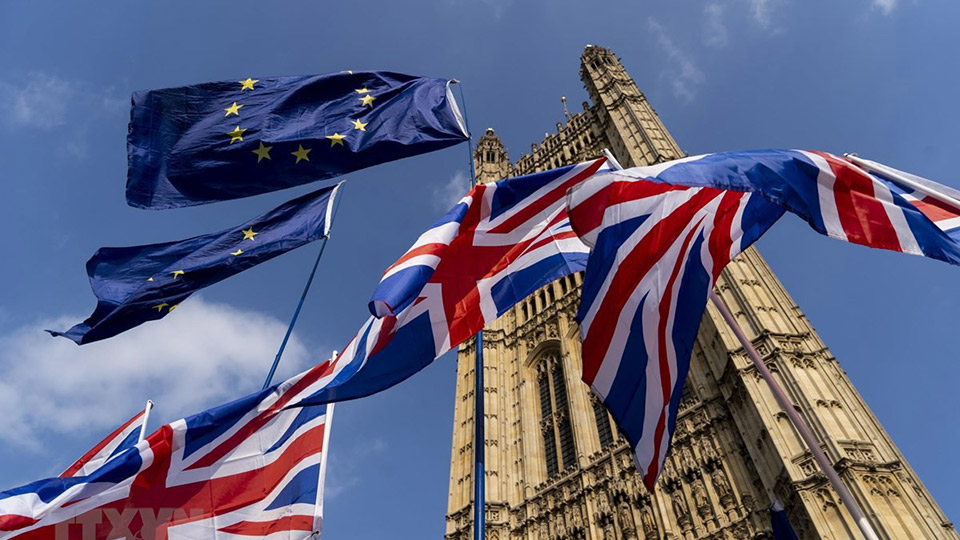 Cờ Anh (phía dưới) và cờ EU (phía trên) tại Thủ đô London, Anh. Ảnh: AFP/TTXVN