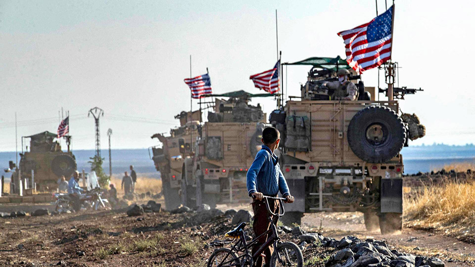 Binh sĩ Mỹ di chuyển tại thị trấn Qahtaniyah (Syria), giáp giới Thổ Nhĩ Kỳ. Ảnh: AFP/TTXVN