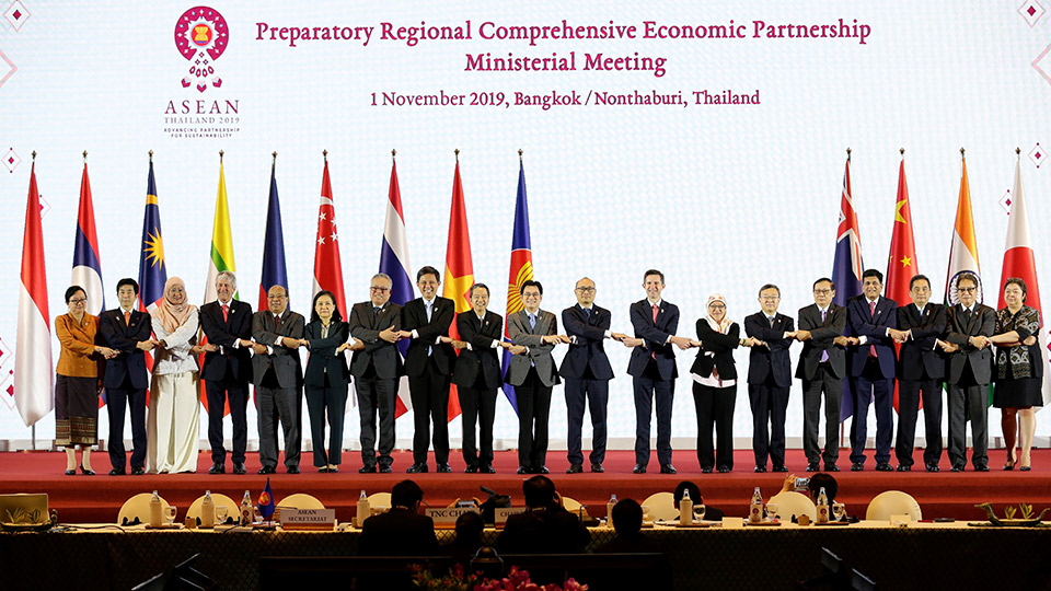 Các đại biểu chụp ảnh chung tại Hội nghị Cấp Bộ trưởng về Hiệp định Đối tác kinh tế toàn diện khu vực (RCEP) ở Nontha Buri, Thái Lan ngày 1-11-2019. Ảnh: Lý Hữu Kiên/TTXVN