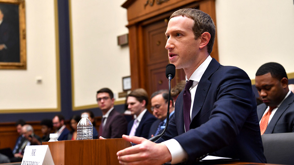 Chủ tịch kiêm Giám đốc điều hành Công ty Facebook Mark Zuckerberg tại phiên điều trần của Hạ viện Mỹ ở Washington, DC ngày 23-10-2019. Ảnh: AFP/TTXVN